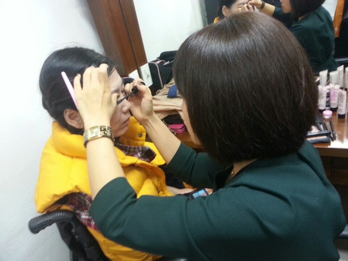 메이크업 하는 사진