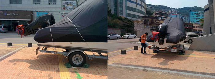 총2장의 사진 왼쪽 사진 보트 트레일러가 점자블록에 주차되어 있는 사진 오른쪽 사진 주차되어 있는 보트트레일러 앞에 이상훈 팀장이 서 있는 사진