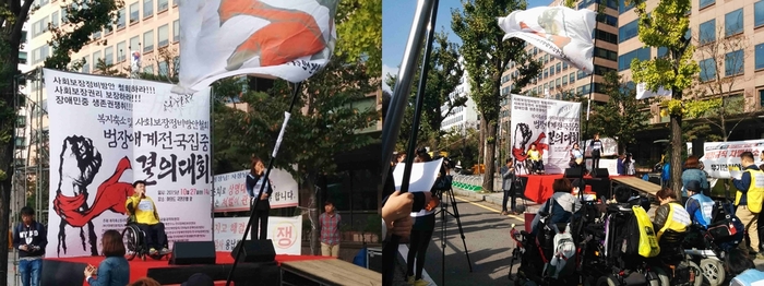 총2장의 사진 왼쪽 사진 사회자 마이크를 들고 있는 모습, 오른쪽 사진 단상위에서 발언하고 있는 양영희 회장 모습