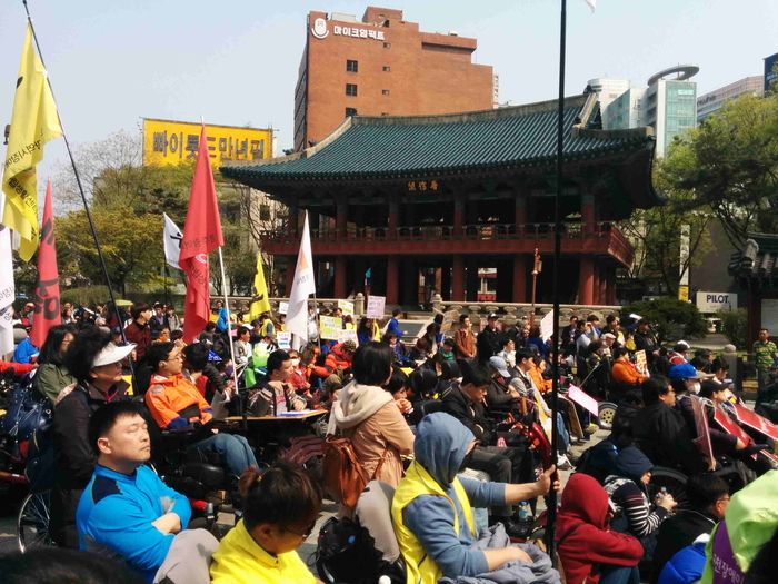 보신각에 모인 사람들