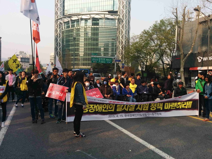 차도에 가두행진하는 모습