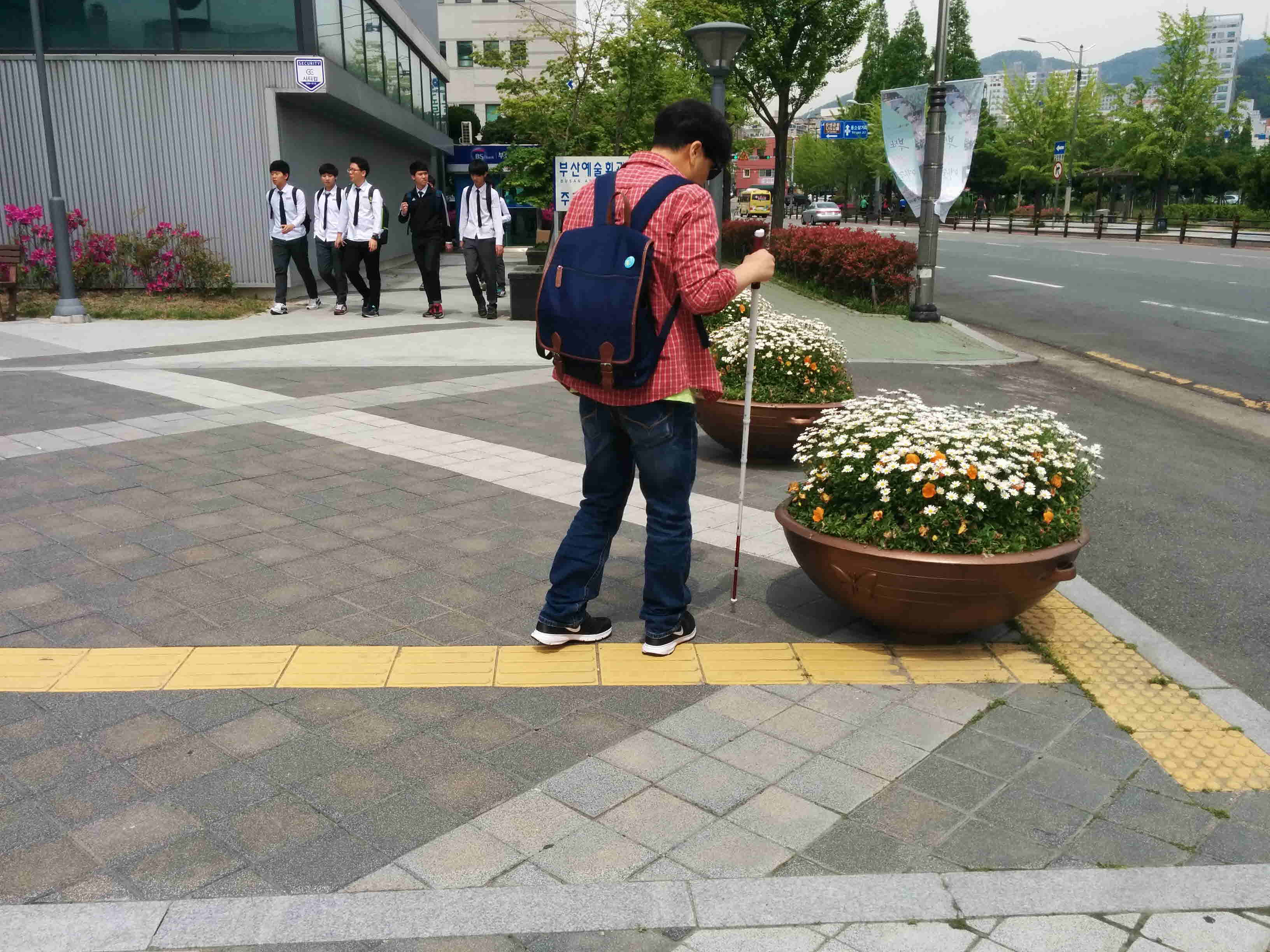 점자블록 앞에 이상훈 팀장이 서 있는 모습