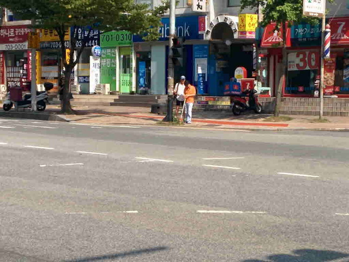 C 음향신호기에 이상훈 팀장과 에이블뉴스 기자 정승천 기자가 같이 있는 모습