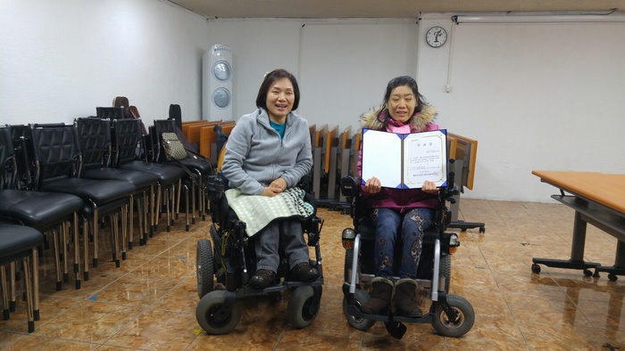 동료상담 기초과정 수료증받은 정미영 사진