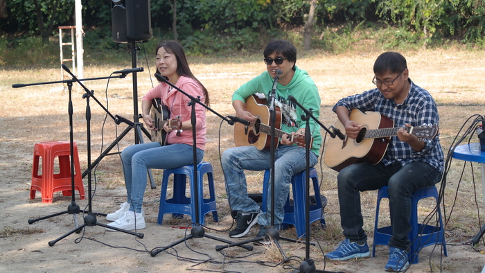 울타리의 기타 연주 공연 사진