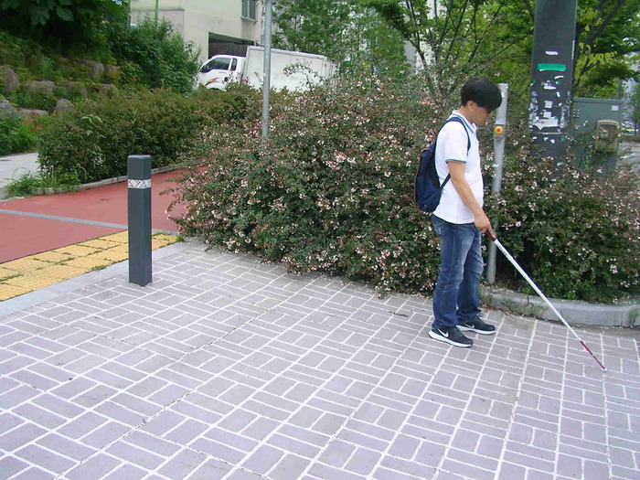 이상훈 팀장이 음향신호기 옆에 서 있는 사진