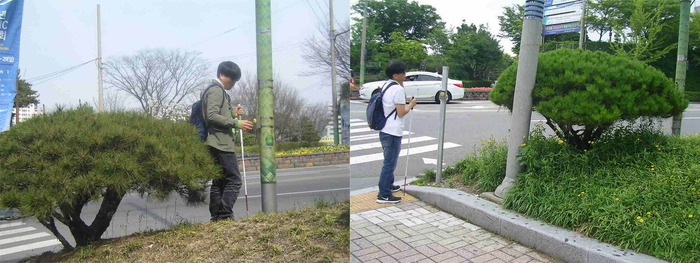 총2장의 사진 왼쪽 사진 이상훈 팀장이 화단에 설치되어 있는 음향신호기를 누르는 사진 오른쪽 사진 이상훈 팀장이 음향신호기 옆에 서 있는 사진