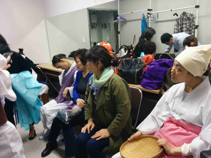 분장을 끝낸회원들이 의상을 갖춰입고 본 경연을 대기하고있는 사진