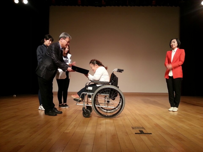 뻔데기가 동상을 수상하고 김윤정 회원이상장을 수여받는 사진