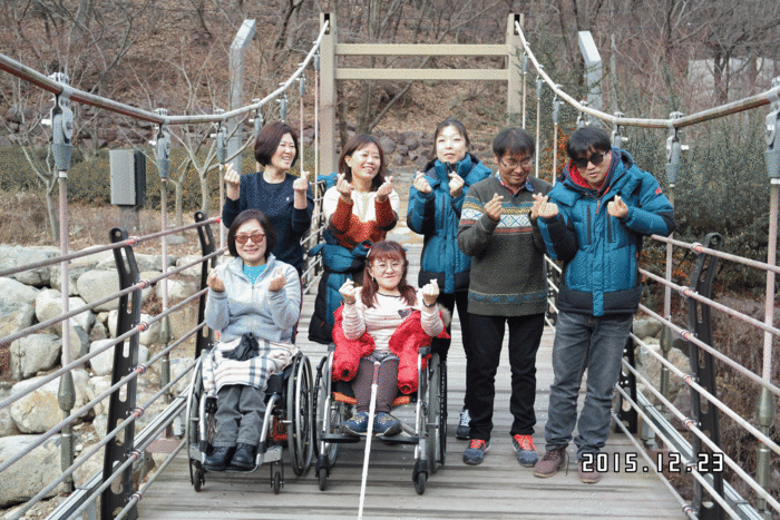 손으로 하트 만드는 사진