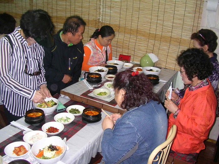 교류회 마무리와 맛있는 점심 식사를하는 사진