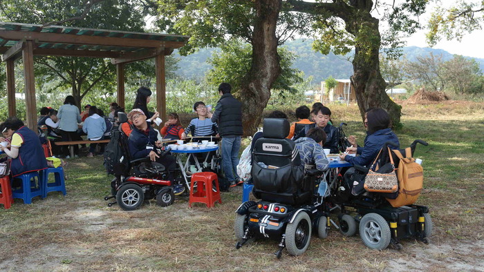 휠체어 장애인분들 식사하는 사진