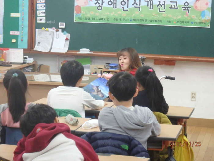 학생들의 눈높이에 맞춘 설명을 하는 김윤정 활동가