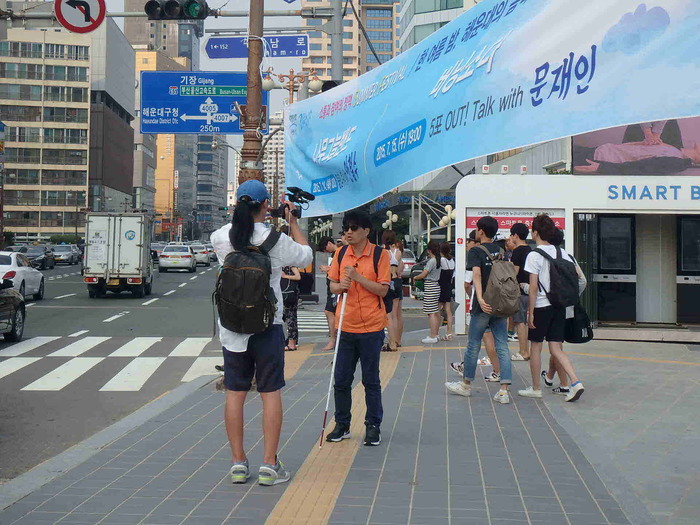 현수막 밑에 에이블뉴스 정승천 기자와 이상훈 팀장이 서 있는 사진