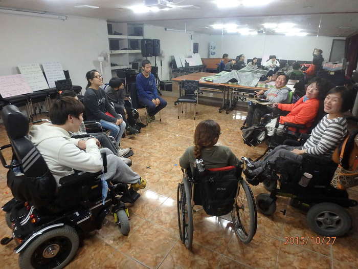 동료상담 기초과정 참가자가 둘러 앉은 있는 모습 사진