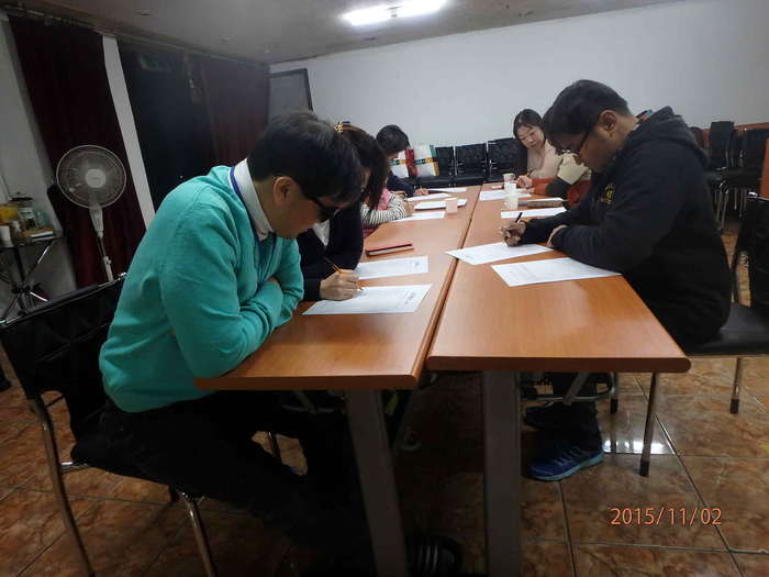 스트레스 검사지 작성하는 사진