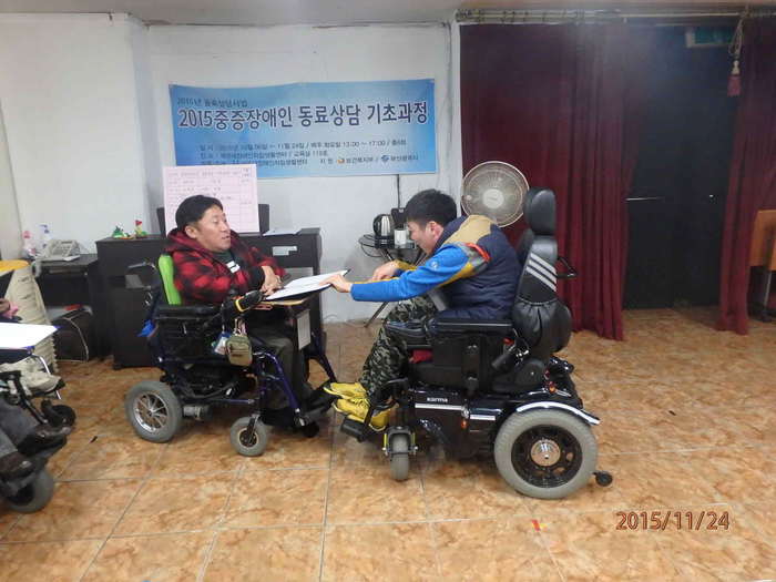 남정우 강사님이 차원기 참가자에게 수료증을 주시는 사진
