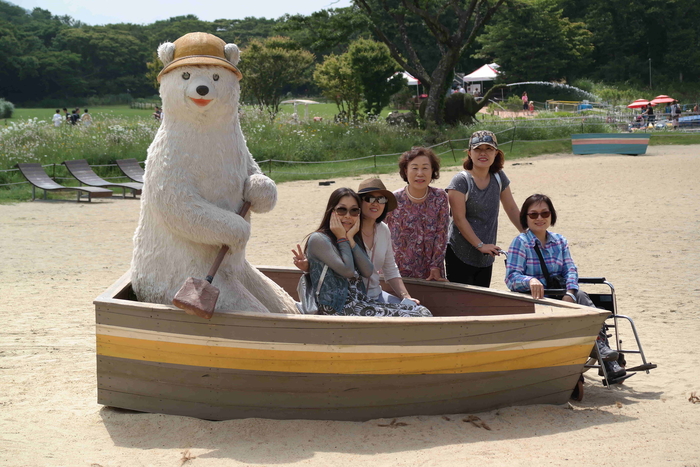 백곰  보트에서 찍은 단체 사진