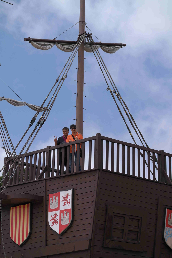 이상훈 박순서 해적선 모형 배에 올라가 있는 사진