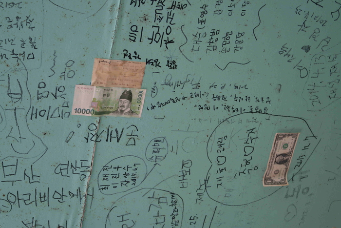 식당 천정에 낙서 및 돈 붙여 놓은 사진
