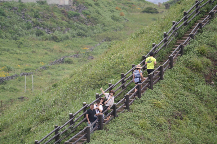 섭지코지 등대 오르는 이은성, 황진선,이상훈,박순서 사진