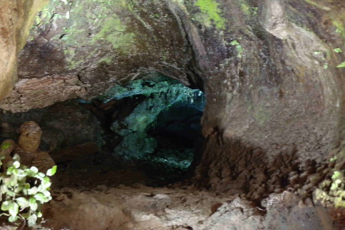 동굴카페 안 7자 글자 보이는 사진