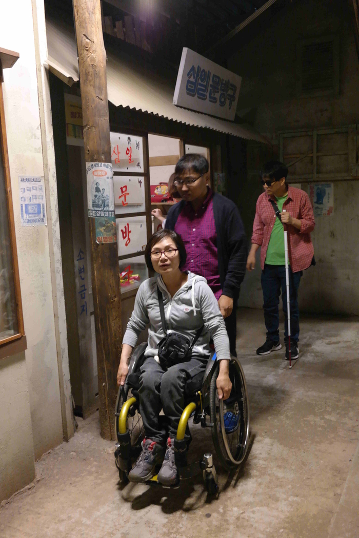 박순서주임이 하윤숙 간사 휠체어 밀고 관람하는 사진