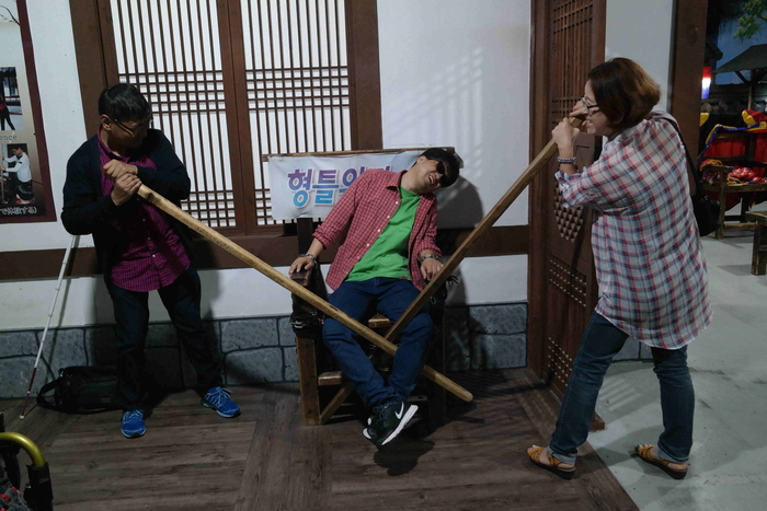 이상훈 주리를 틀고 있는 박순서,황진선 사진