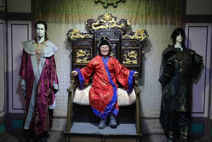 무사 옷 입고 마네킹 인형 사이에 왕 복장 하고 앉은 하윤숙 사진