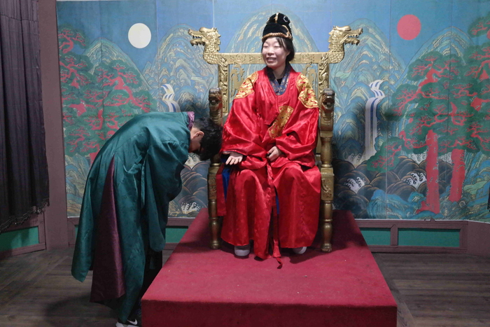 왕 복장한 김정미에게 내시 옷 입은 이상훈이 머리 숙이고 있는 사진