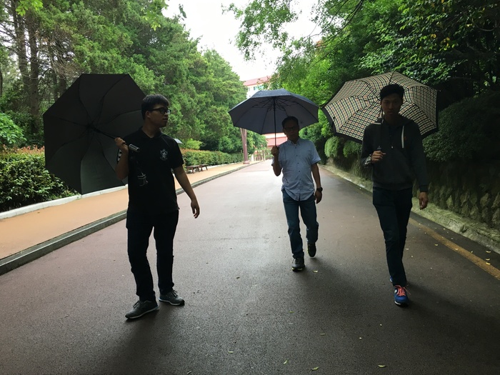 동백섬 산책로에 이상훈, 유경태, 박정우가 걸어 가는 모습