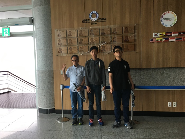 각국의 대통령 싸인 앞에서 유경태, 박정우, 이상현 서 있는 사진