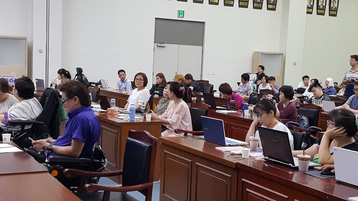 강의를 듣고 있는 동료상담 보수교육 참가자들 사진