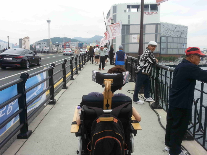 정현욱 활동가가 영도다리 이동하는 사진