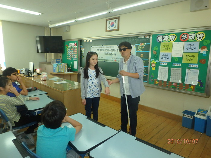 학생과 직접 안내보행법을 설명하는 이상훈 강사모습