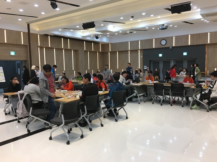 모두들 간식과 김밥을 먹기위해 준비하는 모습