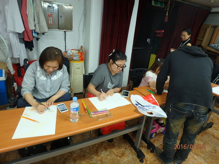 미술선생님이 작품활동을 도와주는 모습