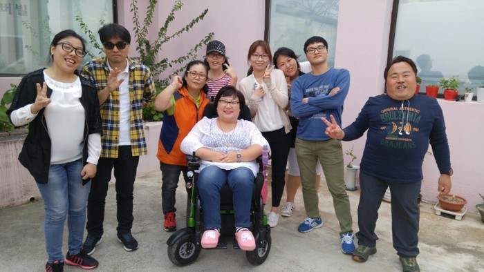 사상구장애인자립생활센터 옥상에서 단체사진 모습