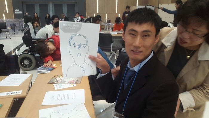 맞은편의 사람들 또는 아는 사람의 얼굴을 그리는 회원들 모습