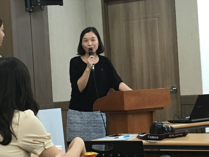 사업의 전반적인 설명을 하는 모습