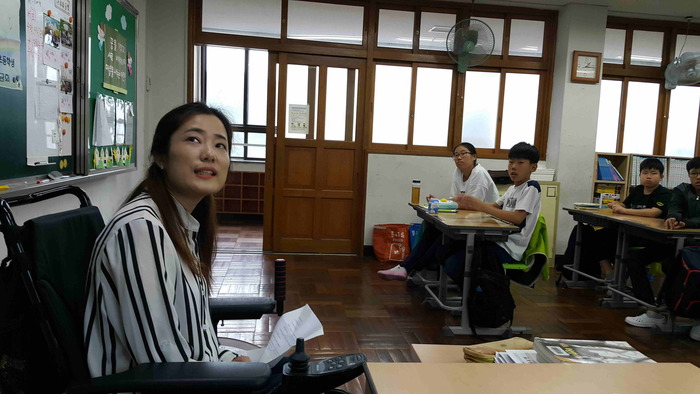 이연서강사가 프레젠테이션으로 강의하는 모습