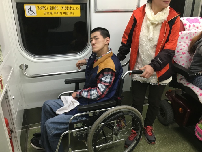 장산 2호선 지하철을 타고 반영훈씨 센텀시티역으로 이동 하는 사진