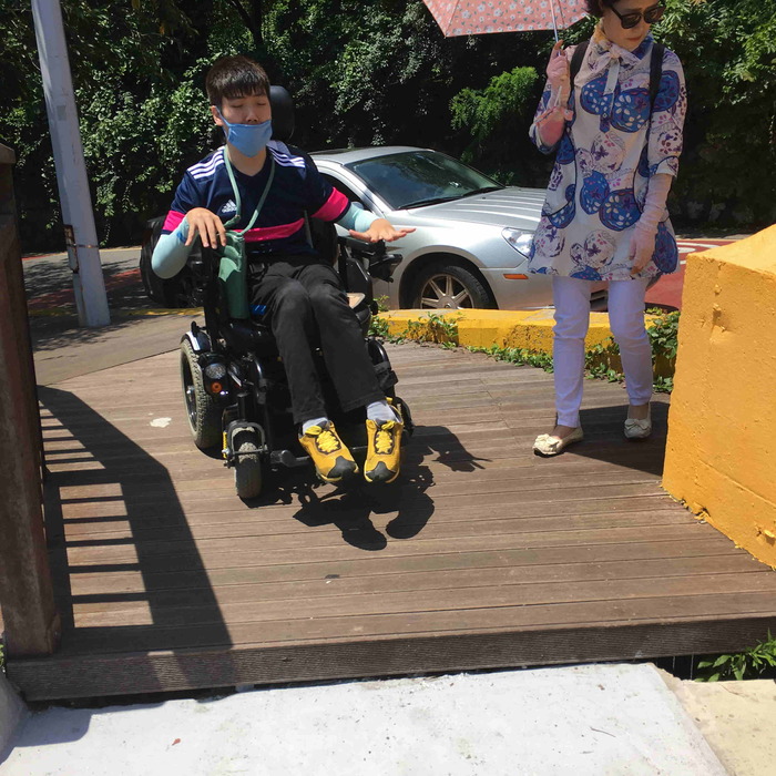 턱 앞에 있는 차원기 활동가