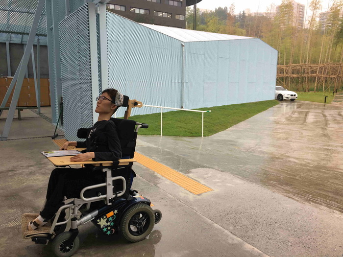 정현욱 활동가가 출입구 앞에 서 있는 사진