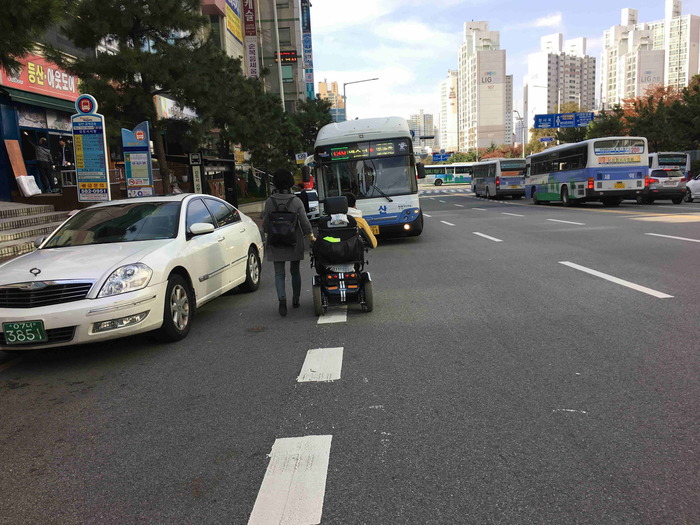 도로에서 이동하고 있는 차원기활동가와 활동지원인