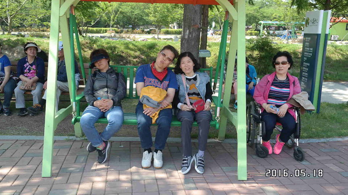 자유롭게 쉬고 있는 사람들