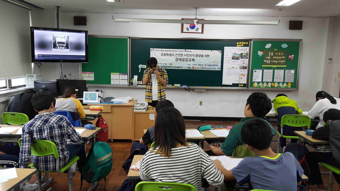 이상훈 강사가 오카리나 연주하는 모습