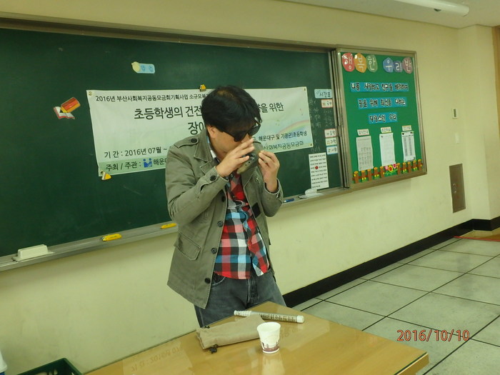 오카리나 연주를 하는 이상훈 강사 모습