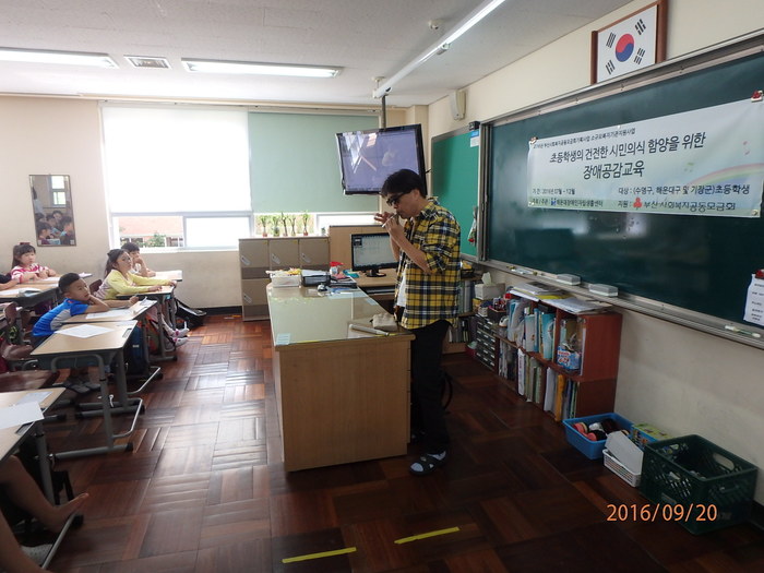 오카리나 연주를 하는 이상훈팀장모습