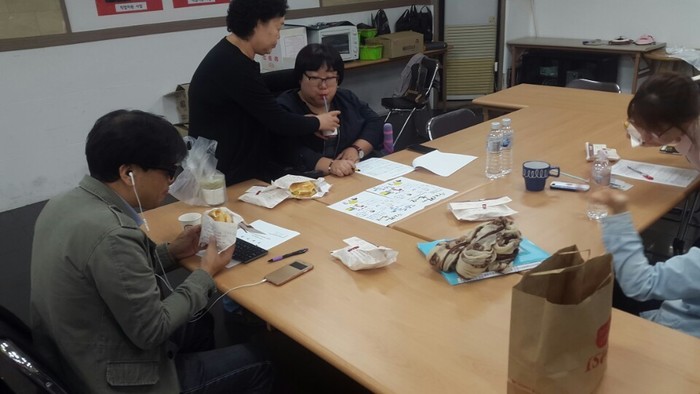 이삭샌드위치를 먹으면서 회의를 진행하는 모습